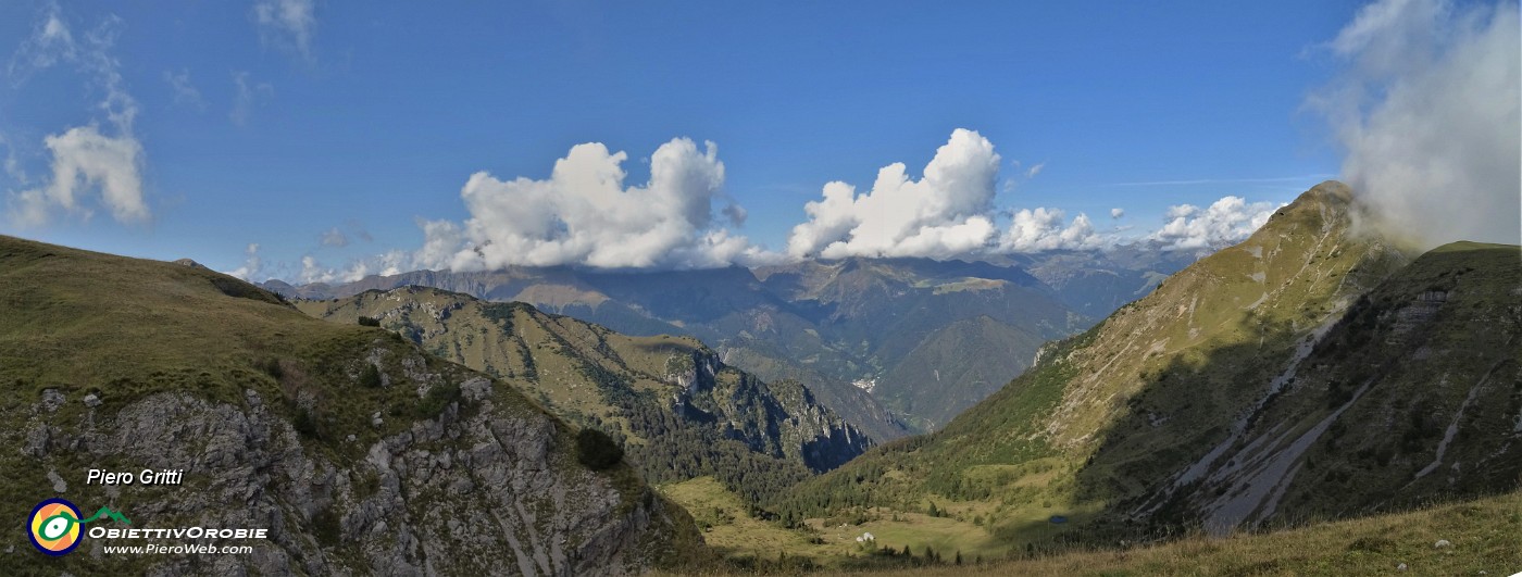 55 Dalla Bocchetta di Regadur vista sulle Valli Raisere e Ancogno.jpg